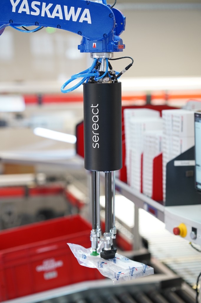Suction gripper handling polybag